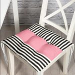 - Pofi-Ryl381-Gorsel - Realhomes  Pembe Zemin Siyah Çizgili Dijital Baskılı Modern Pofuduk Sandalye Minderi Realhomes