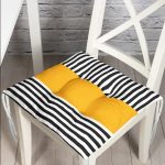 - Pofi-Ryl382-Gorsel - Realhomes  Sarı Zemin Siyah Çizgili Dijital Baskılı Modern Pofuduk Sandalye Minderi Realhomes