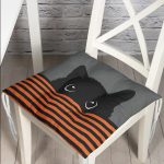 - Pofi-Ryl385-Gorsel - Realhomes Turuncu Çizgili Karakedi Tasarımlı Pofuduk Sandalye Minderi Realhomes