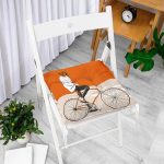 - Pofi-Ryl40-Gorsel-1 - Realhomes Koyu Turuncu Krem Zemin Bisikletli Adam Motifli Pofuduk Sandalye Minderi Realhomes