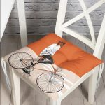 - Pofi-Ryl40-Gorsel - Realhomes Koyu Turuncu Krem Zemin Bisikletli Adam Motifli Pofuduk Sandalye Minderi Realhomes