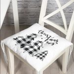 - Pofi-Ryl67-Gorsel - Realhomes  Christmas Temalı Ekose Çam Ağacı Motifli Pofuduk Sandalye Minderi Realhomes