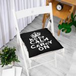 - Pofi-Ryl69-Gorsel-1 - Realhomes  Siyah Beyaz Keep Calm And Carry On Baskılı Pofuduk Sandalye Minderi Realhomes