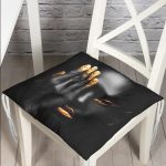 - Pofi-Ryl84-Gorsel - Realhomes  Gold Detaylı Siyahi Kadın Tasarımlı Pofuduk Sandalye Minderi Realhomes