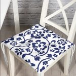 - Pofi-Ryl86-Gorsel - Realhomes  Beyaz Zemin Lacivert Gül Motifli Dekoratik Pofuduk Sandalye Minderi Realhomes
