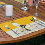 - RealHomes Özel Tasarım 6'lı Amerikan Servis Takımı - Realhomes 6'lı Hardal Bisikletli Kedili Motifli Dekoratif Sunum Altlığı - Amerikan Servis Seti Realhomes