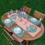 Pudra Yeşil Zeminli Beyaz Gül Tasarımlı 1 Adet Runner & 4 Adet Yeşil Renkli Amerikan Servis Realhomes