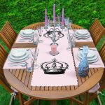 Pembe Zemin Siyah Beyaz Taç Tasarımlı 1 Adet Runner & 4 Adet Yeşil Renkli Amerikan Servis Realhomes