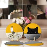 - RealHomes Dijital Baskılı Servis Altlığı - Supla - 4'lü - Realhomes Hardal Bisikletli Kedili Motifli Dekoratif Yuvarlak Servis Altlığı & Supla Realhomes