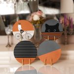 - RealHomes Dijital Baskılı Servis Altlığı - Supla - 4'lü - Realhomes Kiremit Renkli Bisikletli Adam Çizgili Tasarımlı Yuvarlak Servis Altlığı & Supla Realhomes