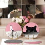 - RealHomes Dijital Baskılı Servis Altlığı - Supla - 4'lü - Realhomes Pembe Kedili Bisikletli Adam Dijital Baskılı Yuvarlak Servis Altlığı & Supla Realhomes