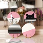 - RealHomes Dijital Baskılı Servis Altlığı - Supla - 4'lü - Realhomes Pembe Kedili Bisikletli Adam Dijital Baskılı Yuvarlak Servis Altlığı & Supla Realhomes