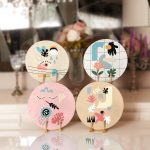 - RealHomes Dijital Baskılı Servis Altlığı - Supla - 4'lü - Realhomes Renkli Çiçek Tasarımlı Onedraw Temalı Dekoratif Yuvarlak Servis Altlığı & Supla Realhomes