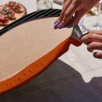 - RealHomes Dijital Baskılı Servis Altlığı - Supla - 6'lı - Realhomes 6'lı Kiremit Renkli Bisikletli Adam Çizgili Tasarımlı Yuvarlak Servis Altlığı & Supla Realhomes