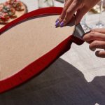 - RealHomes Özel Tasarım 6'lı Supla & Avangarde Runner Seti - Realhomes Realhomes Bordo & Beyaz Ogea Desenli Püsküllü Runner & 6'lı Bordo Düz Renk Supla - Servis Altlığı Realhomes