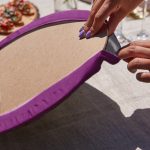 Realhomes Mor & Beyaz Ogea Desenli Püsküllü Runner & 6'lı Mor Düz Renk Supla - Servis Altlığı Realhomes