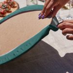 - RealHomes Özel Tasarım 6'lı Supla & Avangarde Runner Seti - Realhomes  Realhomes Pudra Yeşil Zeminli Beyaz Gül Tasarımlı Püsküllü Runner & 6'lı Yeşil Düz Renk Supla - Servis Altlığı Realhomes