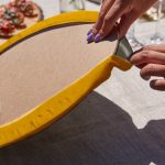 Realhomes Sanatsal Tropik Yaprak Motifli Püsküllü Runner & 6'lı Hardal Düz Renk Supla - Servis Altlığı Realhomes