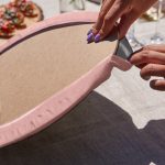 Realhomes Pembe Zemin Onedraw Temalı Püsküllü Runner & 6'lı Pembe Düz Renk Supla - Servis Altlığı Realhomes