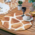 - SuplaRunnerSetRyl1-Gorsel-3 - Realhomes  Realhomes 6+1 Kahverengi Zürafa Özel Tasarımlı Dijital Baskılı Püsküllü Runner ve Yuvarlak Servis Altlığı & Supla Seti Realhomes