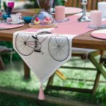 Realhomes 6+1 Pembe Kedili Bisikletli Adam Dijital Baskılı Püsküllü Runner ve Yuvarlak Servis Altlığı & Supla Seti Realhomes