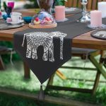 - SuplaRunnerSetRyl20-Gorsel-2 - Realhomes  Realhomes 6+1 Etnik Motifli Fil Tasarımlı Dijital Baskılı Püsküllü Runner ve Yuvarlak Servis Altlığı & Supla Seti Realhomes