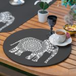 - SuplaRunnerSetRyl20-Gorsel-3 - Realhomes  Realhomes 6+1 Etnik Motifli Fil Tasarımlı Dijital Baskılı Püsküllü Runner ve Yuvarlak Servis Altlığı & Supla Seti Realhomes