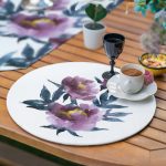 - SuplaRunnerSetRyl26-Gorsel-3 - Realhomes  Realhomes 6+1 Eflatun Renkli Gül Tasarımlı Dijital Baskılı Modern Püsküllü Runner ve Yuvarlak Servis Altlığı & Supla Seti Realhomes