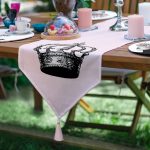 - SuplaRunnerSetRyl45-Gorsel-2 - Realhomes Realhomes 6+1 Kadın Silüet Motifli Özel Tasarım Dijital Baskılı Püsküllü Runner ve Yuvarlak Servis Altlığı & Supla Seti Realhomes