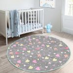 - RealHomes Dijital Baskılı Kaymaz Tabanlı Comfort Çocuk Odası Yuvarlak Halı - Realhomes  Gri Zeminde Renkli Çiçek Ve Kalp Tasarımlı Çocuk & Genç Odası Makinede Yıkanabilir Kaymaz Tabanlı Yuvarlak Çocuk Halısı Realhomes
