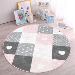 - RealHomes Dijital Baskılı Kaymaz Tabanlı Comfort Çocuk Odası Yuvarlak Halı - Realhomes  Renkli Kareler Geometrik Tasarımlı Çocuk & Genç Odası Makinede Yıkanabilir Kaymaz Tabanlı Yuvarlak Çocuk Halısı Realhomes
