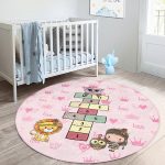 - RealHomes Dijital Baskılı Kaymaz Tabanlı Comfort Çocuk Odası Yuvarlak Halı - Realhomes  Pembe Temalı Sevimli Seksek Tasarımlı Çocuk & Genç Odası Makinede Yıkanabilir Kaymaz Tabanlı Yuvarlak Çocuk Oyun Halısı Realhomes