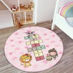 - RealHomes Dijital Baskılı Kaymaz Tabanlı Comfort Çocuk Odası Yuvarlak Halı - Realhomes  Pembe Temalı Sevimli Seksek Tasarımlı Çocuk & Genç Odası Makinede Yıkanabilir Kaymaz Tabanlı Yuvarlak Çocuk Oyun Halısı Realhomes