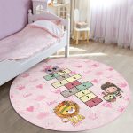 - RealHomes Dijital Baskılı Kaymaz Tabanlı Comfort Çocuk Odası Yuvarlak Halı - Realhomes  Pembe Temalı Sevimli Seksek Tasarımlı Çocuk & Genç Odası Makinede Yıkanabilir Kaymaz Tabanlı Yuvarlak Çocuk Oyun Halısı Realhomes