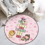 - RealHomes Dijital Baskılı Kaymaz Tabanlı Comfort Çocuk Odası Yuvarlak Halı - Realhomes  Pembe Temalı Sevimli Seksek Tasarımlı Çocuk & Genç Odası Makinede Yıkanabilir Kaymaz Tabanlı Yuvarlak Çocuk Oyun Halısı Realhomes