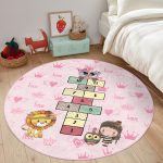 - RealHomes Dijital Baskılı Kaymaz Tabanlı Comfort Çocuk Odası Yuvarlak Halı - Realhomes  Pembe Temalı Sevimli Seksek Tasarımlı Çocuk & Genç Odası Makinede Yıkanabilir Kaymaz Tabanlı Yuvarlak Çocuk Oyun Halısı Realhomes
