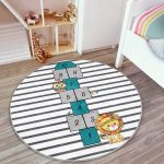 - RealHomes Dijital Baskılı Kaymaz Tabanlı Comfort Çocuk Odası Yuvarlak Halı - Realhomes  Çizgili Zemin Aslan Kuşlar Seksek Tasarımlı Çocuk & Genç Odası Makinede Yıkanabilir Kaymaz Tabanlı Yuvarlak Çocuk Oyun Halısı Realhomes