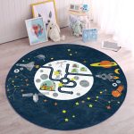 - RealHomes Dijital Baskılı Kaymaz Tabanlı Comfort Çocuk Odası Yuvarlak Halı - Realhomes Uzay Motifli Geliştici Yol Tasarımlı Çocuk & Genç Odası Makinede Yıkanabilir Kaymaz Tabanlı Yuvarlak Çocuk Oyun Halısı Realhomes