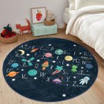 - RealHomes Dijital Baskılı Kaymaz Tabanlı Comfort Çocuk Odası Yuvarlak Halı - Realhomes  Uzay Temalı Öğretici Harf Tasarımlı Çocuk & Genç Odası Makinede Yıkanabilir Kaymaz Tabanlı Yuvarlak Çocuk Oyun Halısı Realhomes