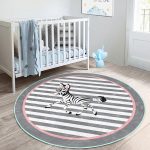 - RealHomes Dijital Baskılı Kaymaz Tabanlı Comfort Çocuk Odası Yuvarlak Halı - Realhomes  Gri Çizgili Zemin Sevimli Zebra Tasarımlı Çocuk & Genç Odası Makinede Yıkanabilir Kaymaz Tabanlı Yuvarlak Çocuk Halısı Realhomes