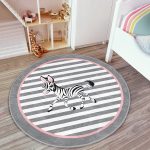 - RealHomes Dijital Baskılı Kaymaz Tabanlı Comfort Çocuk Odası Yuvarlak Halı - Realhomes  Gri Çizgili Zemin Sevimli Zebra Tasarımlı Çocuk & Genç Odası Makinede Yıkanabilir Kaymaz Tabanlı Yuvarlak Çocuk Halısı Realhomes