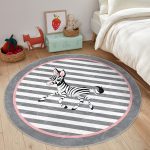 - RealHomes Dijital Baskılı Kaymaz Tabanlı Comfort Çocuk Odası Yuvarlak Halı - Realhomes  Gri Çizgili Zemin Sevimli Zebra Tasarımlı Çocuk & Genç Odası Makinede Yıkanabilir Kaymaz Tabanlı Yuvarlak Çocuk Halısı Realhomes