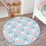 - RealHomes Dijital Baskılı Kaymaz Tabanlı Comfort Çocuk Odası Yuvarlak Halı - Realhomes  Paraşütlü Panda Motifli Çocuk & Genç Odası Makinede Yıkanabilir Kaymaz Tabanlı Yuvarlak Çocuk Halısı Realhomes