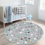 - RealHomes Dijital Baskılı Kaymaz Tabanlı Comfort Çocuk Odası Yuvarlak Halı - Realhomes  Gri Zemin Bulut Üstünde Kalpli Kedi Çocuk & Genç Odası Makinede Yıkanabilir Kaymaz Tabanlı Yuvarlak Çocuk Halısı Realhomes