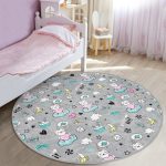 - RealHomes Dijital Baskılı Kaymaz Tabanlı Comfort Çocuk Odası Yuvarlak Halı - Realhomes  Gri Zemin Bulut Üstünde Kalpli Kedi Çocuk & Genç Odası Makinede Yıkanabilir Kaymaz Tabanlı Yuvarlak Çocuk Halısı Realhomes