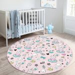 - RealHomes Dijital Baskılı Kaymaz Tabanlı Comfort Çocuk Odası Yuvarlak Halı - Realhomes  Pembe Zemin Bulut Üstünde Kalpli Kedi Çocuk & Genç Odası Makinede Yıkanabilir Kaymaz Tabanlı Yuvarlak Çocuk Halısı Realhomes