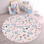 - RealHomes Dijital Baskılı Kaymaz Tabanlı Comfort Çocuk Odası Yuvarlak Halı - Realhomes  Pembe Zemin Bulut Üstünde Kalpli Kedi Çocuk & Genç Odası Makinede Yıkanabilir Kaymaz Tabanlı Yuvarlak Çocuk Halısı Realhomes