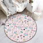 - RealHomes Dijital Baskılı Kaymaz Tabanlı Comfort Çocuk Odası Yuvarlak Halı - Realhomes  Pembe Zemin Bulut Üstünde Kalpli Kedi Çocuk & Genç Odası Makinede Yıkanabilir Kaymaz Tabanlı Yuvarlak Çocuk Halısı Realhomes
