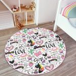 - RealHomes Dijital Baskılı Kaymaz Tabanlı Comfort Çocuk Odası Yuvarlak Halı - Realhomes  Bebek Desenli Çilek Kelebek Çocuk & Genç Odası Makinede Yıkanabilir Kaymaz Tabanlı Yuvarlak Çocuk Halısı Realhomes