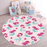 - RealHomes Dijital Baskılı Kaymaz Tabanlı Comfort Çocuk Odası Yuvarlak Halı - Realhomes  Pembe Zeminde Denizkızı Motifli Çocuk & Genç Odası Makinede Yıkanabilir Kaymaz Tabanlı Yuvarlak Çocuk Halısı Realhomes